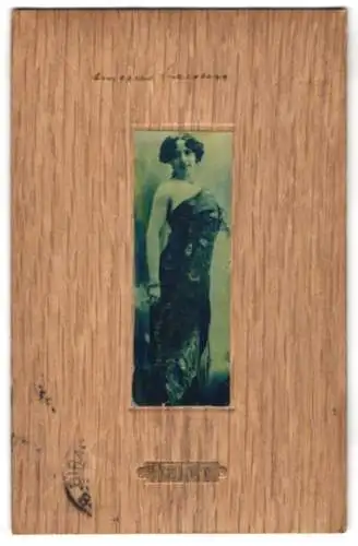 Holz-AK Delft, Junge Frau im eleganten Kleid mit freier Schulter