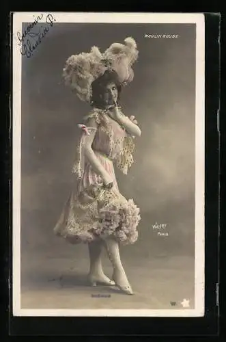 Foto-AK Walery, Paris: Moulin Rouge, Magnus, Darstellerin im gebauschten Kleid mit grossem Hut