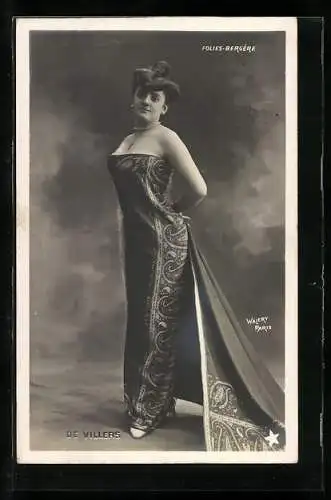 Foto-AK Walery, Paris: Folies-Bergère, de Villers, Darstellerin im Kleid mit Schärpe und hochgestecktem Haar