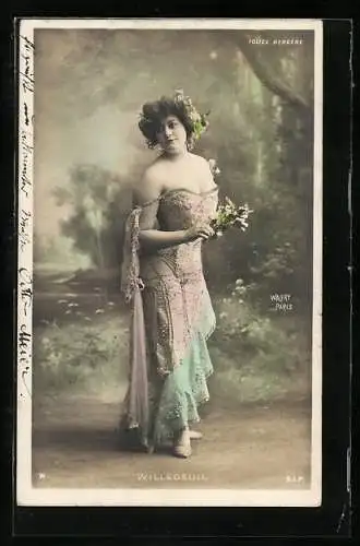 Foto-AK Walery, Paris: Schauspielerin Willedeuil im paillettenbesetzten Kleid mit Blumen