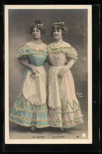 Foto-AK Walery, Paris: Delbarre und Delacour, Zwei junge Damen im Kleid mit hochgesteckten Haaren