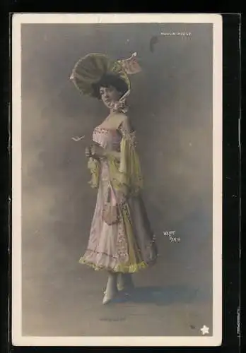 Foto-AK Walery, Paris: Moulin Rouge, Housset, Darstellerin im Sommerkleid mit Hut und einem Büchlein