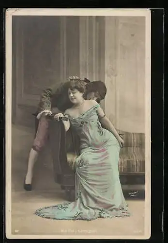 Foto-AK Walery, Paris: Ein Mann gibt einer Dame einen Kuss auf die Schulter, Ma foi, tant pis!