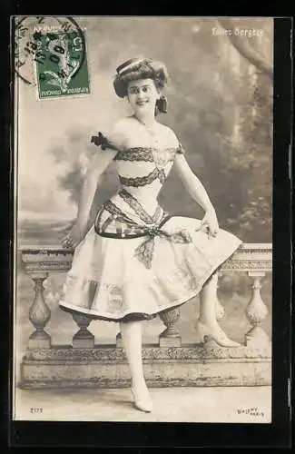 Foto-AK Walery, Paris: Folies Bergère, Darstellerin im eleganten taillierten Kleid