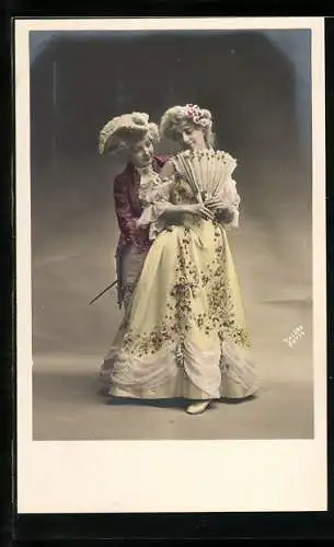 Foto-AK Walery, Paris: Adelige Dame im eleganten Kleid mit einem Fächer wird vom Edelmann umgarnt