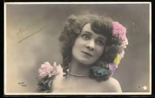 Foto-AK Walery, Paris: Schauspielerin Alice Lefevre mit Haarschmuck