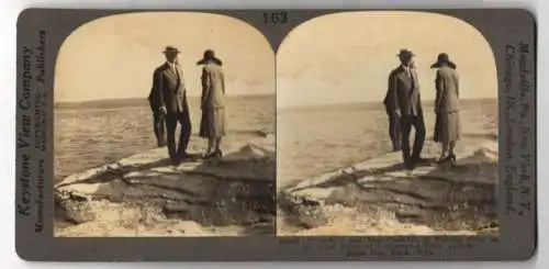 Stereo-Fotografie Keystone View Co., Meadville, President Calvin Coolidge and his Wife at fishing Cone, Yellowstone Park