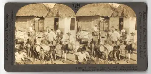 Stereo-Fotografie Keystone View Co., Meadville, Ansicht Barranquilla, Water carriers and Thatehed-roof Homes, Colombia