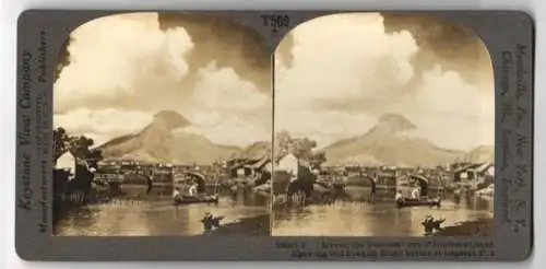 Stereo-Fotografie Keystone View Co., Meadville, Ansicht Legaspi, Mayon, peerless cone, showing old spanish stone Bridge