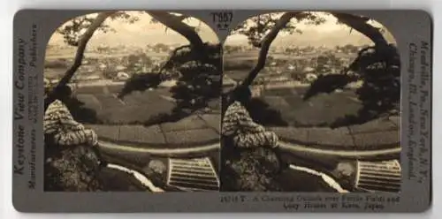 Stereo-Fotografie Keystone View Co., Meadville, Ansicht Kiriu, a Charming Outlook over fertile Fields and Cozy Homes