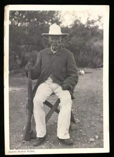 Fotografie Deutsch-Südwestafrika / Namibia, Eingeborenener Wittboi Kapitän Hendrik mit Gewehr