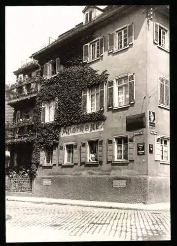 Fotografie unbekannter Fotograf, Ansicht Untertürkheim, Cannstatter Strasse Ecke Lange Strasse, Apotheke & Wohnhaus