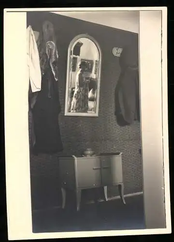 Fotografie Dame im Sommerkleid im Spiegel der Garderobe, Reflektion-Spiegelung