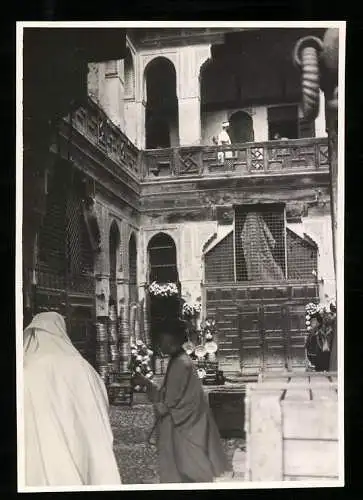 Fotografie Winter, Ansicht Fez - Fes / Marokko, Hof der Fondouk 1931