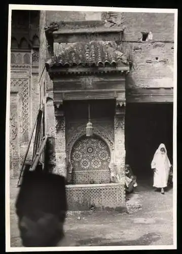 Fotografie Winter, Ansicht Fez - Fes / Marokko, Brunnen am Nejjarine Platz am 10.9.1931