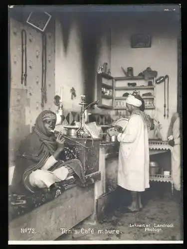 Fotografie Lehnert & Landrock, Ansicht Tunis, Afrikaner raucht Shisha im Cafe Maure