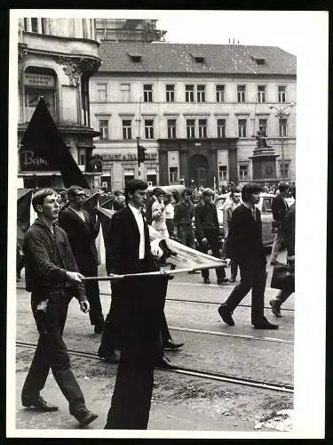 Fotografie unbekannter Fotograf, Ansicht Prag / Praha, Prager Frühling 1968, Demonstranten in der Innenstadt