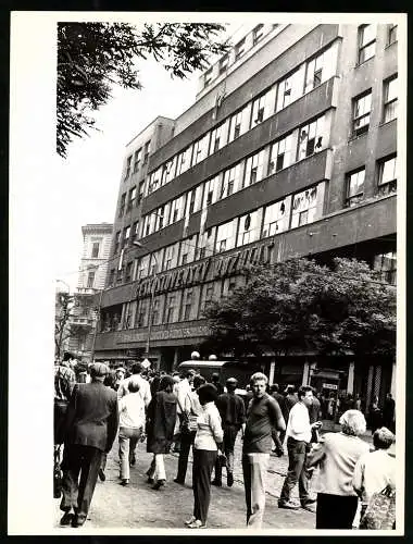 Fotografie unbekannter Fotograf, Ansicht Prag, Prager Frühling 1968, Demonstranten vor Gebäude Ceskoslovensky Rozhlos