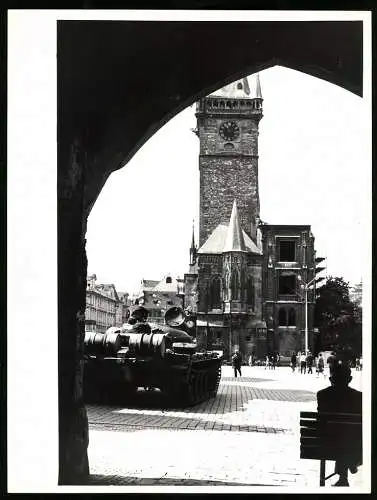 Fotografie unbekannter Fotograf, Ansicht Prag / Praha, Prager Frühling 1968, Sowjet - Panzer vor Kirche auf einem Platz