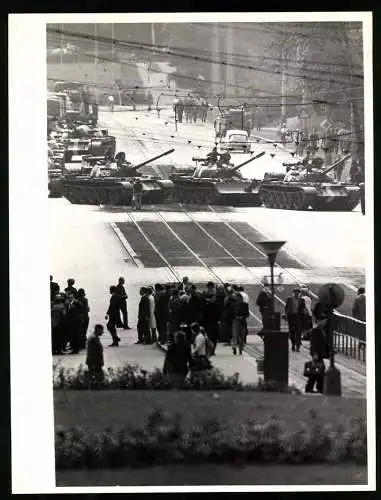 Fotografie unbekannter Fotograf, Ansicht Prag / Praha, Prager Frühling 1968, Demonstranten beobachten Sowjet - Panzer