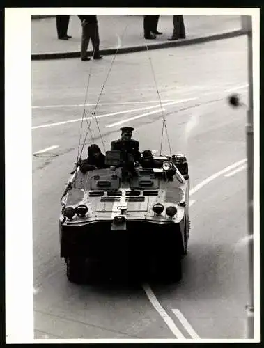 Fotografie unbekannter Fotograf, Ansicht Prag / Praha, Prager Frühling 1968, Panzer - Radpanzer der Sowjet-Armee