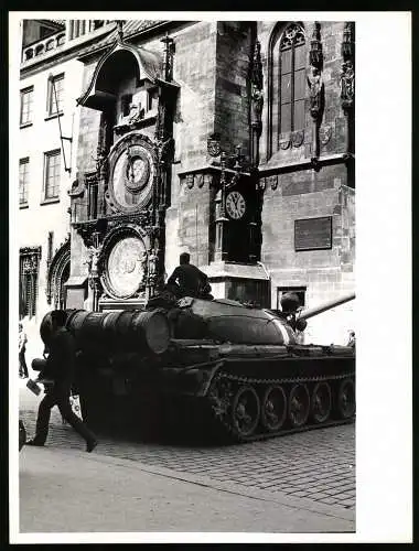 Fotografie unbekannter Fotograf, Ansicht Prag / Praha, Prager Frühling 1968, Russischer Panzer vor einer Kirche