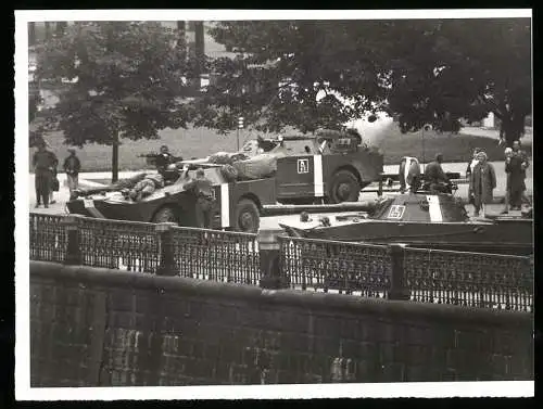 Fotografie unbekannter Fotograf, Ansicht Prag / Praha, Prager Frühling 1968, Panzer der Sowjet-Armee in Bereitschaft