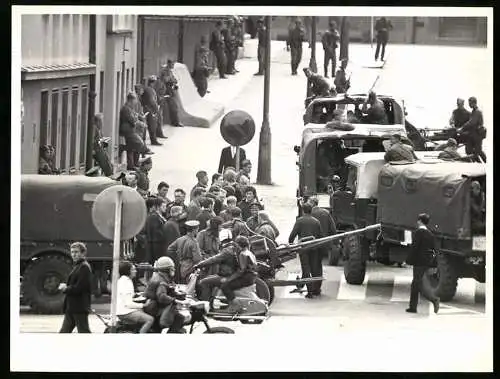 Fotografie unbekannter Fotograf, Ansicht Prag, Prager Frühling 1968, Sowjet-Soldaten mit Geschütz in der Innenstadt