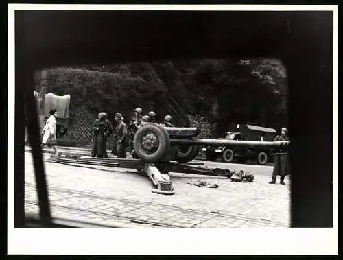 Fotografie unbekannter Fotograf, Ansicht Prag / Praha, Prager Frühling 1968, Sowjet-Soldaten mit Geschütz