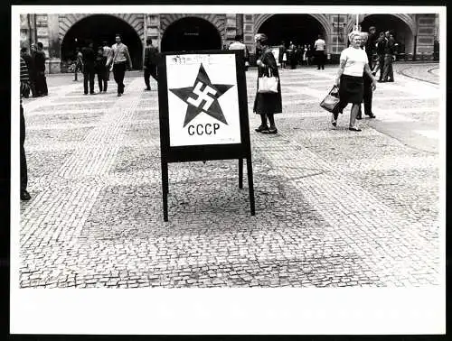 Fotografie unbekannter Fotograf, Ansicht Prag, Prager Frühling 1968, Vergleich der SSSR mit Nazi-Deutschland, 