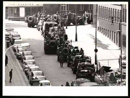 Fotografie unbekannter Fotograf, Ansicht Prag / Praha, Prager Frühling 1968, Aufmarsch von Sowjet-Truppen