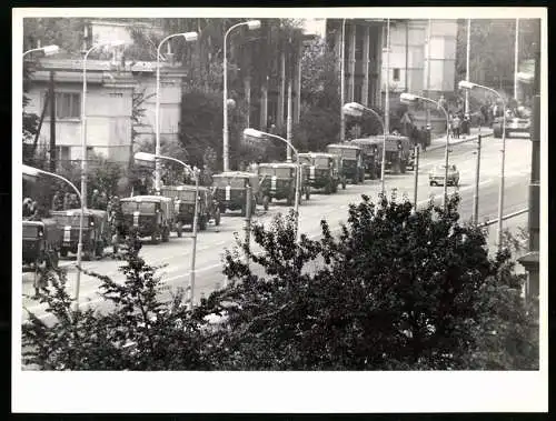 Fotografie unbekannter Fotograf, Ansicht Prag / Praha, Prager Frühling 1968, Sowjet-Lastwagen und Panzer Aufmarsch