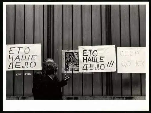 Fotografie unbekannter Fotograf, Ansicht Prag / Praha, Prager Frühling 1968, Demo-Plakate gegen Sowjet-Besatzer