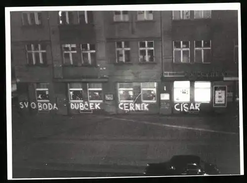 Fotografie unbekannter Fotograf, Ansicht Prag / Praha, Prager Frühling 1968, Tschechische Propaganda am Kino Svornost