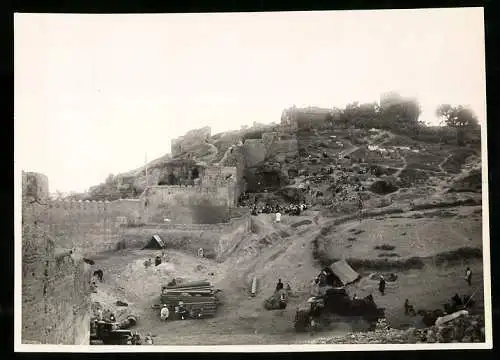 Fotografie Winter, Ansicht Bal Gnisse / Tunesien, Arabischer Erzähler & Zuhörer am Hang neben einer Ruine 1931