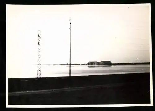 Fotografie Winter, Ansicht Tunis, Seeflughafen mit Hangar im Hintergrund 1931