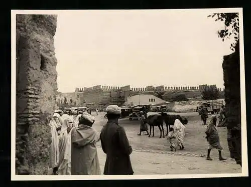 Fotografie Winter, Ansicht Fez - Fes / Marokko, Lastwagen auf einem Platz neben der Stadtmauer