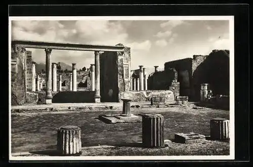 AK Neapel, Pompeji, Ortspartie mit Säulentor