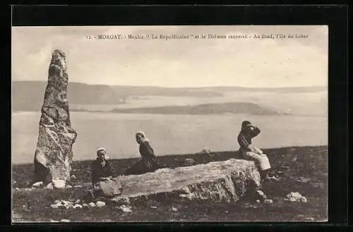 AK Morgat, Menhir La Républicaine Kinder sitzen auf Felsen