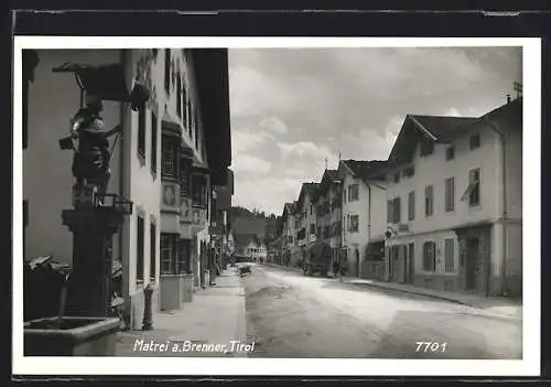 AK Matrei a. Brenner, Strassenpartie mit Brunnen