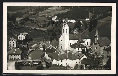 AK Matrei, Ortspartie mit Kirche, Im Hintergrund Schloss Trautson
