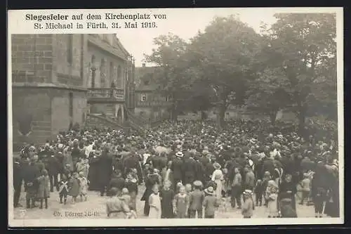 Foto-AK Fürth / Bayern, Siegesfeier auf dem Kirchenplatz St. Michael