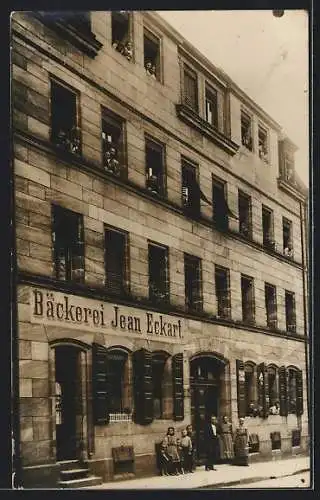 Foto-AK Fürth /Bayern, Bäckerei Jean Eckart, Bewohner an den Fenstern des Hauses