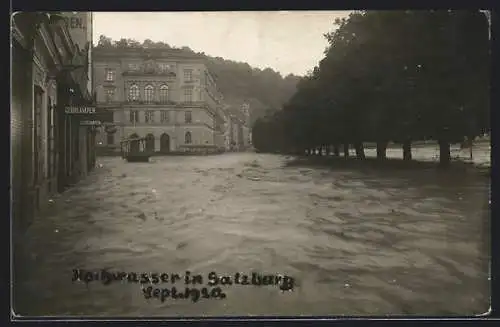 Foto-AK Salzburg, vom Hochwasser überflutete Strasse im Sept. 1920