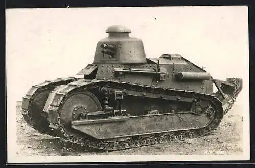 Foto-AK Tank /Panzer aus dem 1. Weltkrieg mit Flammenwerfer im Geschützturm