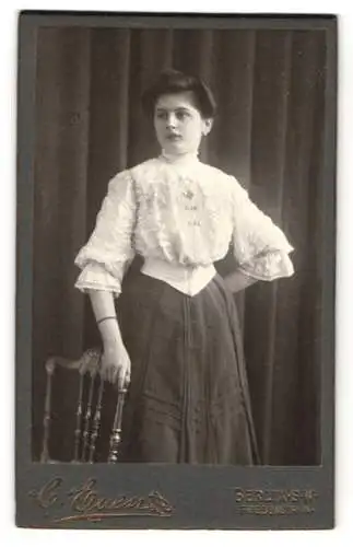 Fotografie C. Euen, Berlin, Friesenstr. 14, Junge Dame in Bluse und Rock