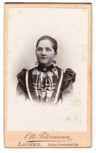 Fotografie Otto Petermann, Aachen, Ecke Kurhaus- u. Promenadenstrasse, Junge Dame im Kleid mit Kragenbrosche