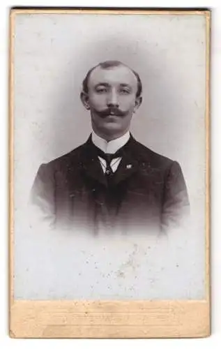 Fotografie Otto Petermann, Aachen, Ecke Kurhaus- u. Promenadenstrasse, Eleganter Herr mit Schnauzbart