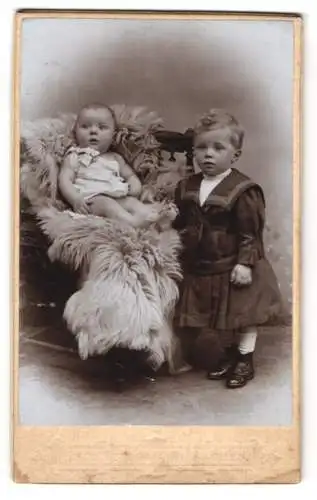 Fotografie Otto Petermann, Aachen, Ecke Kurhaus- u. Promenadenstrasse, Kleines Kind im Matrosenkleid mit Kleinkind