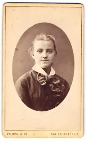 Fotografie Emden & Co., Aachen, Ursulinenstr. 8, Junge Dame mit zurückgebundenem Haar